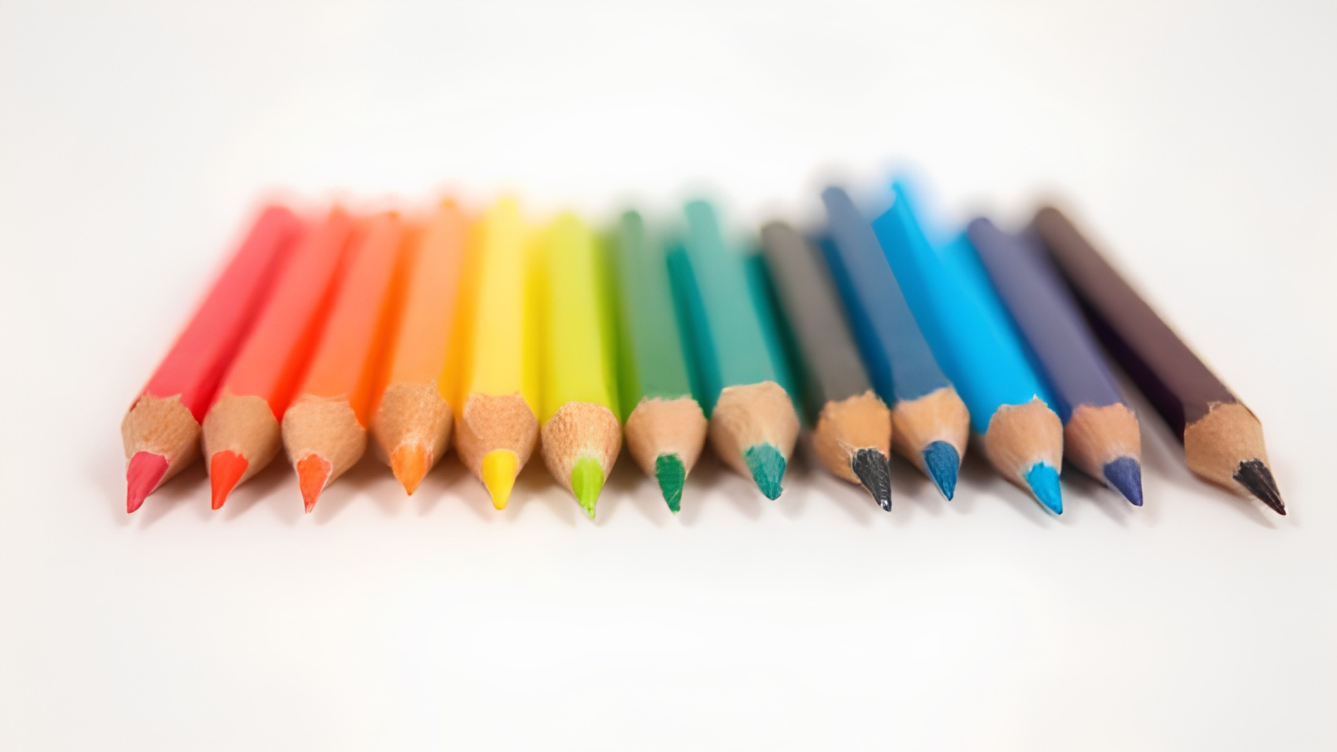 Bunte Buntstifte in Regenbogenfarben
